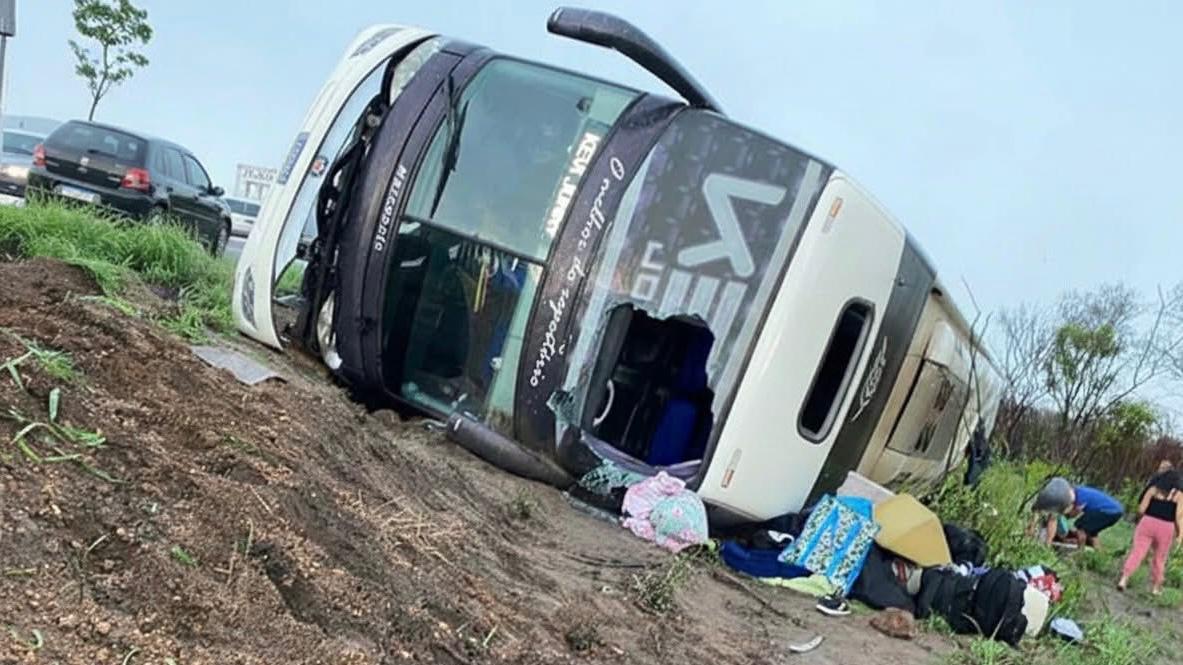 BREAK!NG NEWS! Serious bus acc!dent pαssed away more than 20 students, they… See more