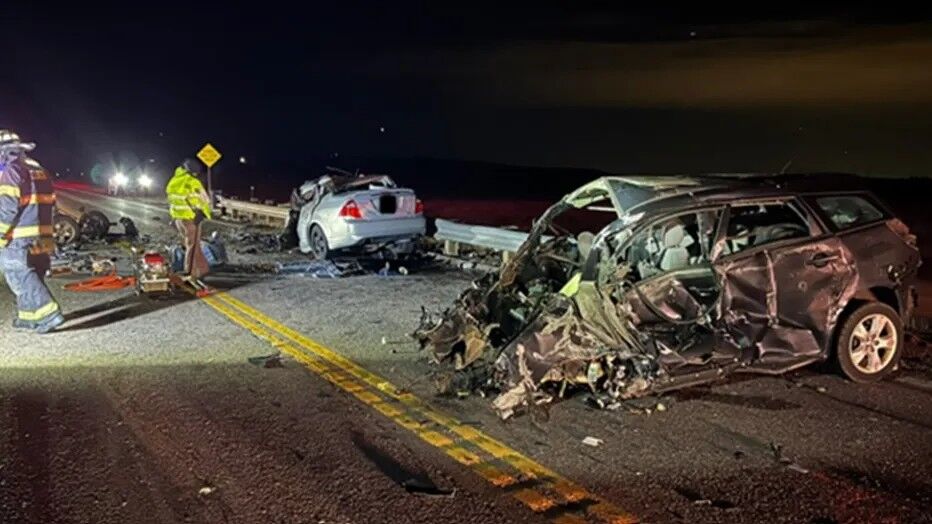 Pray🙏💔: 5 people, including three children, died in Colorado after a stolen Toyota lost control and rolled into oncoming traffic, crashing head-on into a Ford carrying a man and 5 kids.