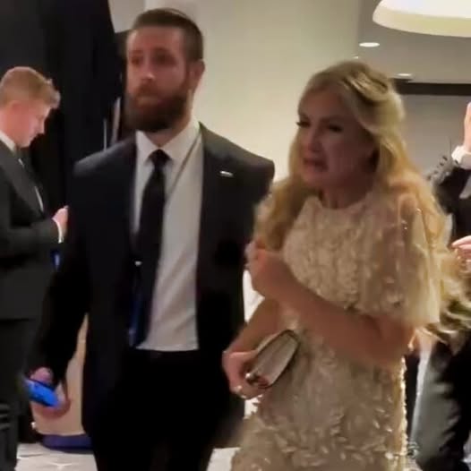 Erika Kirk Breaks Down in Tears at White House Correspondents Dinner — Her Emotional 4-Word Message Caught on Camera During Trump Evacuation Scare [VIDEO] Full story via 🔗 in comments. 👇