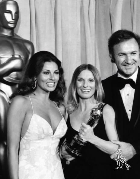 This original Oscars photo from 1972 is not edited. Observe it closely and try not to gasp when you see it in the first comment below😱⬇