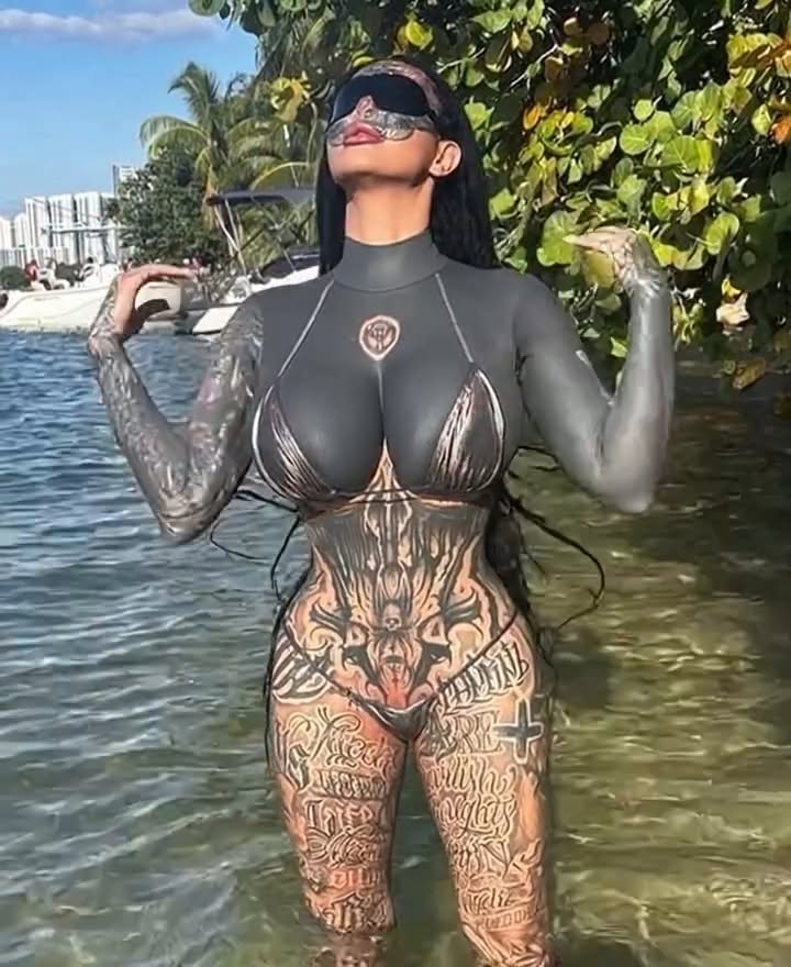 Tattooed woman who keeps her nose inside a jar reveals how she looked before Check comments