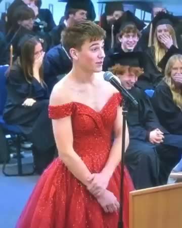 The Red Dress at Graduation: A Moment That Stunned the Entire Auditorium