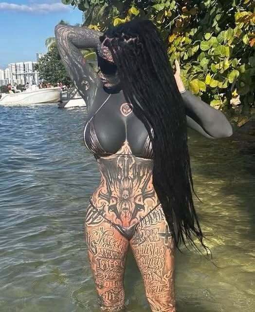 Tattooed woman who keeps her nose inside a jar reveals how she looked before