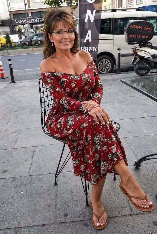 Sarah Palin’s Bikini Photo Is A Feast For Eyeballs..👇🥰