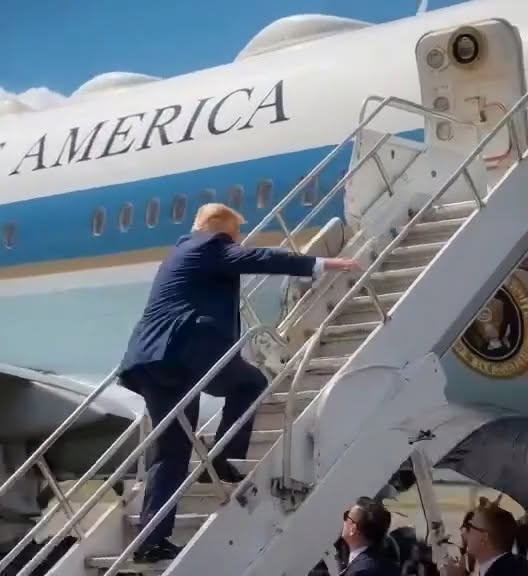 🚨BREAKING:😞 Trump FALLS AGAIN! — White House Doctor Breaks Silence!…See more👇
