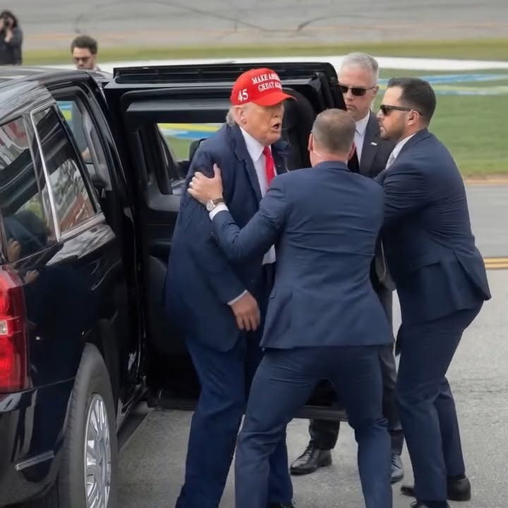 30 MINUTES AGO IN WASHINGTON,   Shock in D.C.: President Donald Trump Shot AGAIN….[See more]