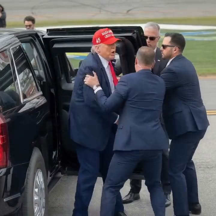 30 MINUTES AGO IN WASHINGTON, Shock in D.C.: President Donald Trump Shot AGAIN…. See more